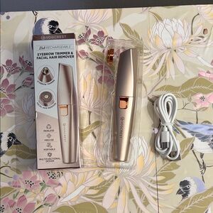 2-in-1 Rechargeable Eyebrow Trimmer & Facial Hair Remover (Rose Gold)